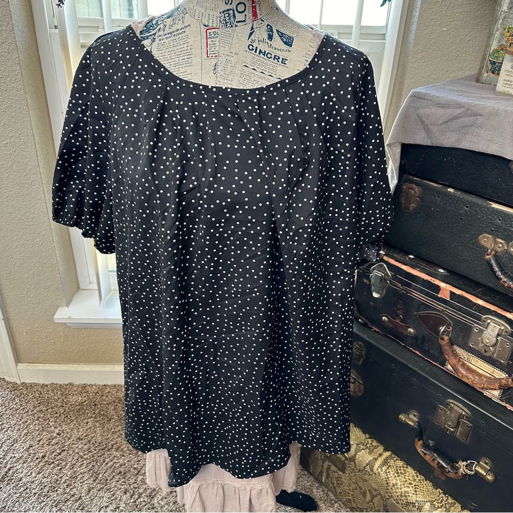 NWT-BloomChic Classic Black Blouse w/ White Polka Dots. Beautiful Sleeves